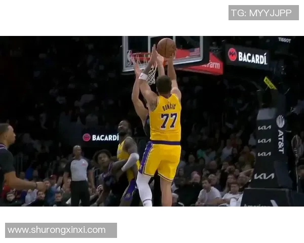 湖人对阵热火首战精彩回顾与赛后分析全景展现 湖人对阵热火首战精彩回顾与赛后分析全景展现